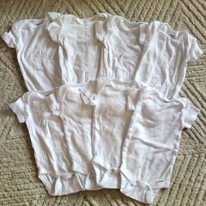 🔴4/$20🔴 Gerber Baby Whites Onesies 8-pack size 0-3 months